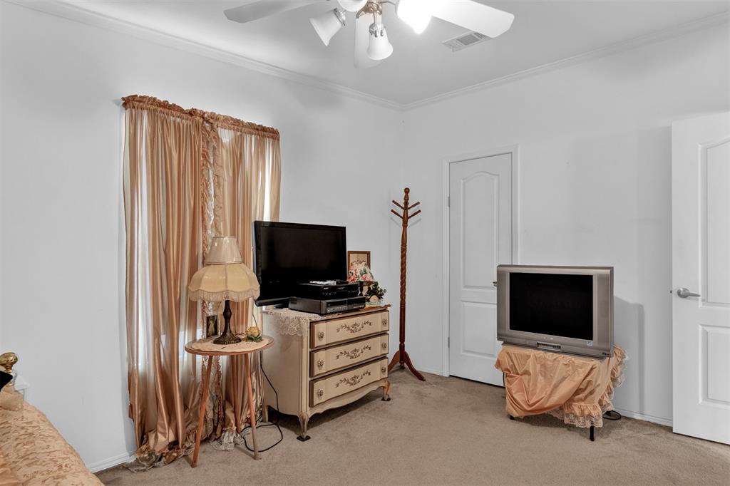 2405 Kelly Sebastian, FL 32958 - Photo 10 of 17 a living room with furniture and a flat screen tv