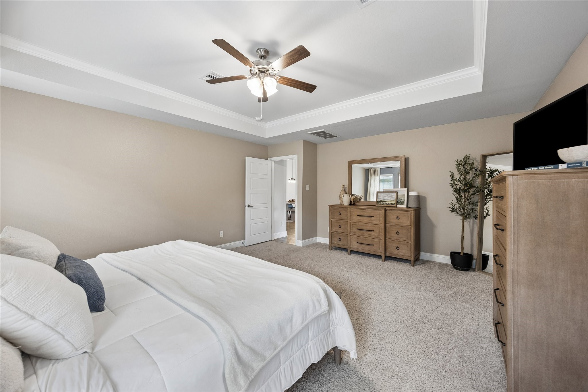 10227 Whitney Reach Drive Rosharon, TX 77583 - Photo 22 of 28 Oversized primary bedroom featuring elegant ceiling and a stylish ceiling fan.