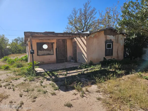 a front view of house with yard