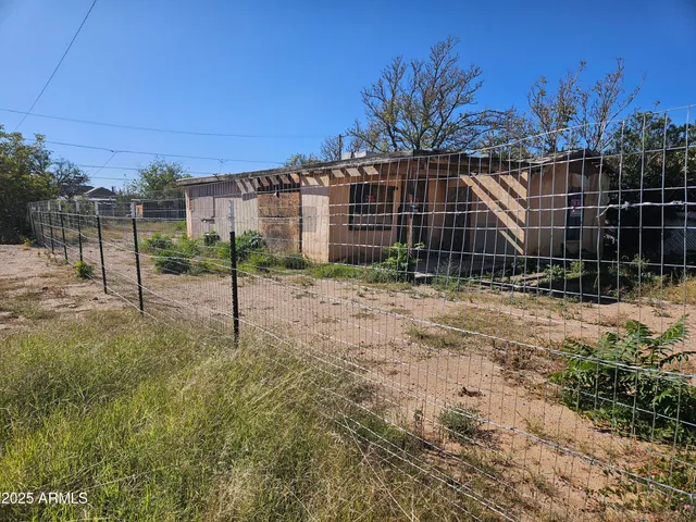 a view of a backyard