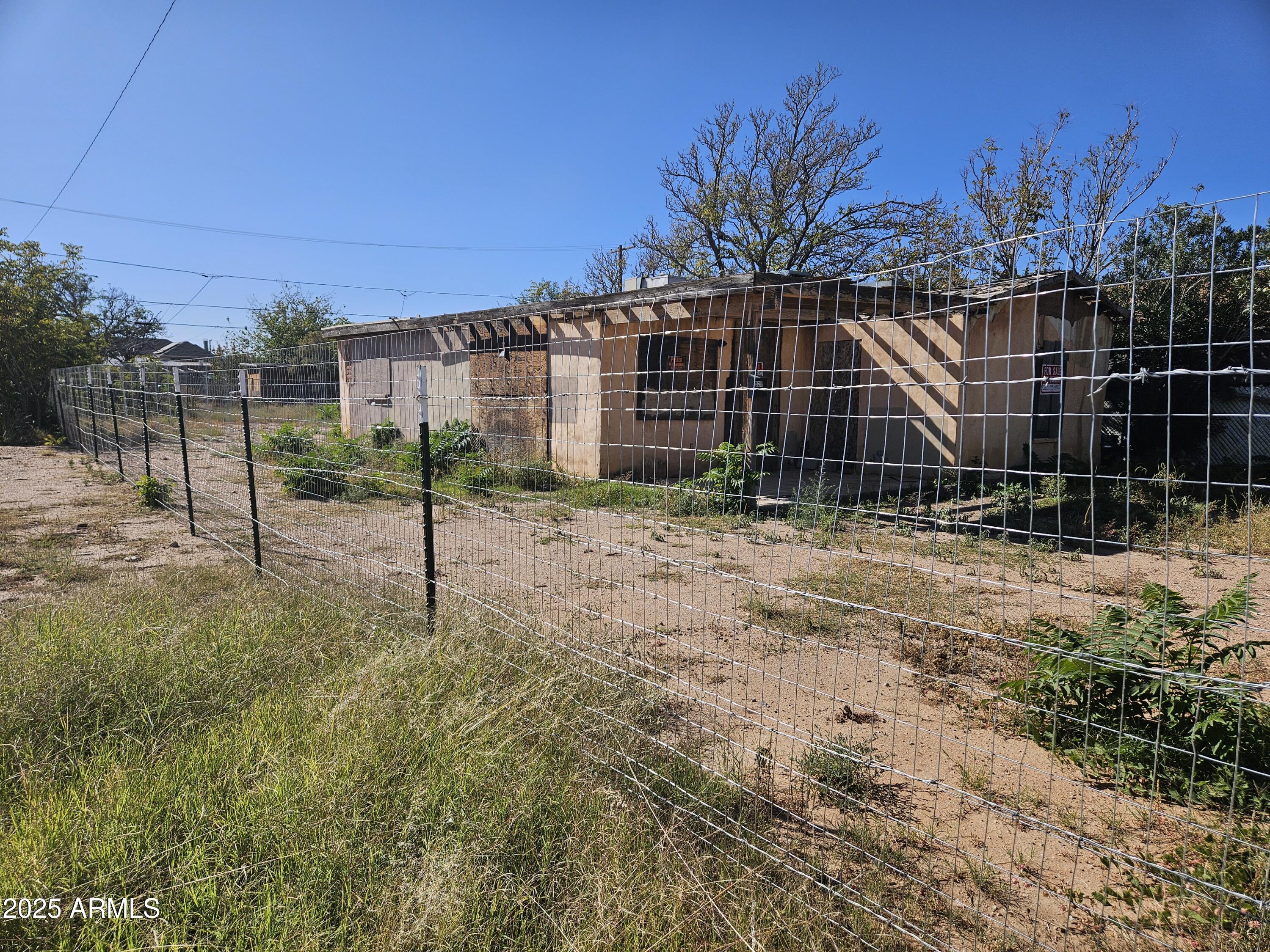 325 East 8th Street Douglas, AZ 85607 - Photo 4 of 13 a view of a backyard
