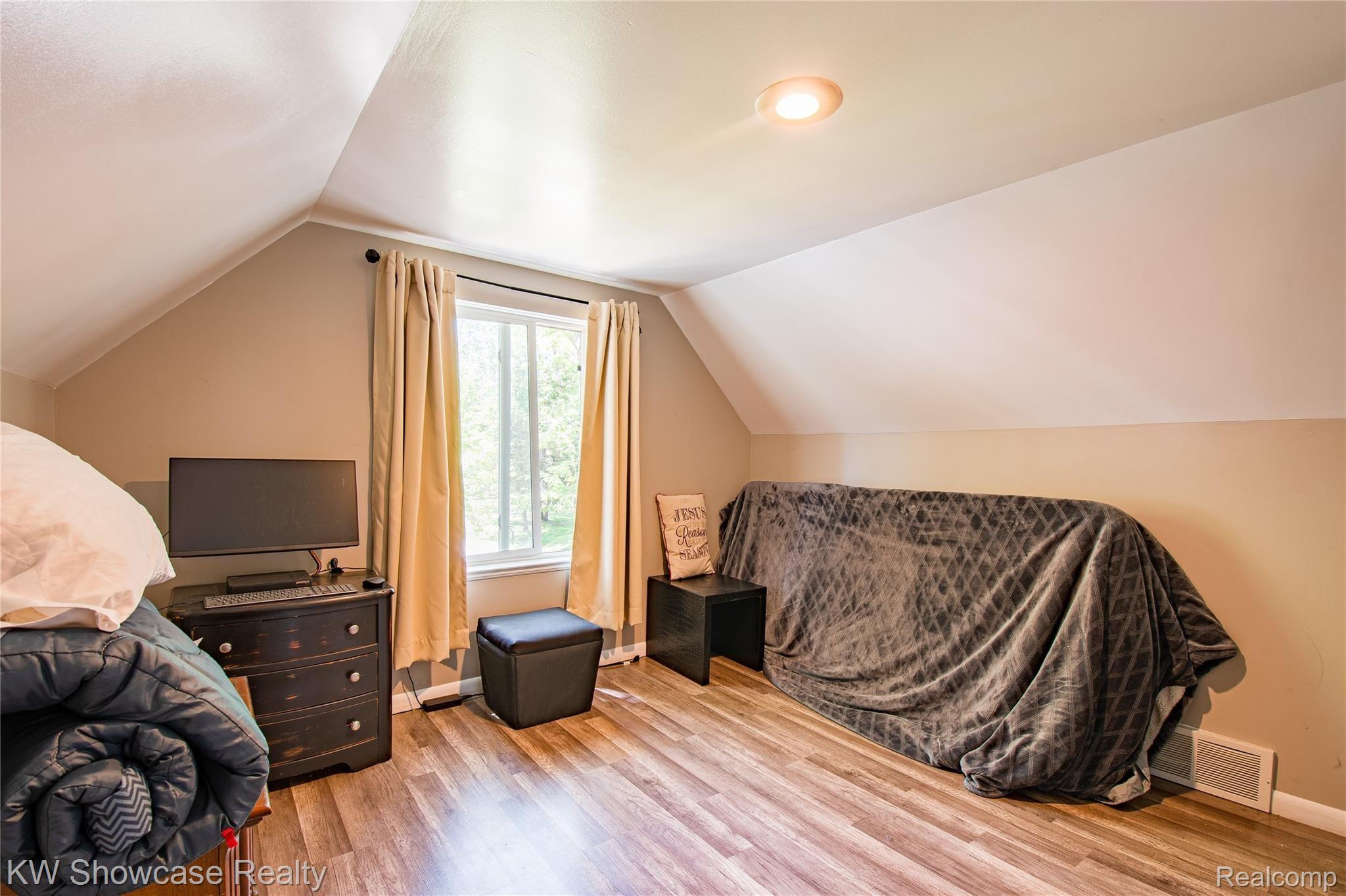 3655 Covert Road Waterford, MI 48328 - Photo 18 of 25 3655 Covert Rd HDR4.jpg