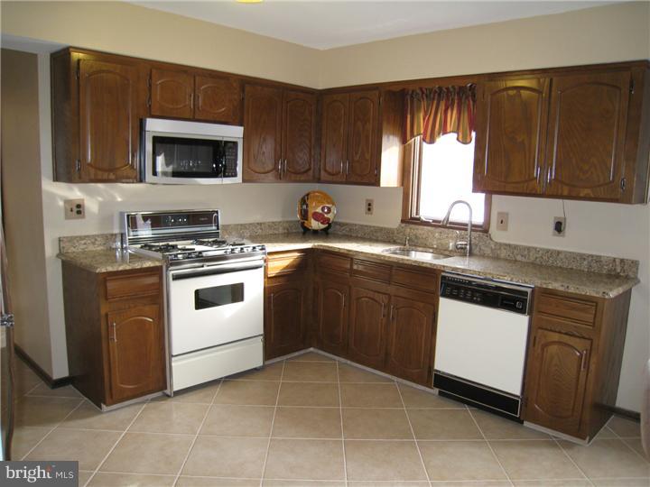 23 Peter Rafferty Drive Hamilton Square, NJ 08690 - Photo 6 of 18