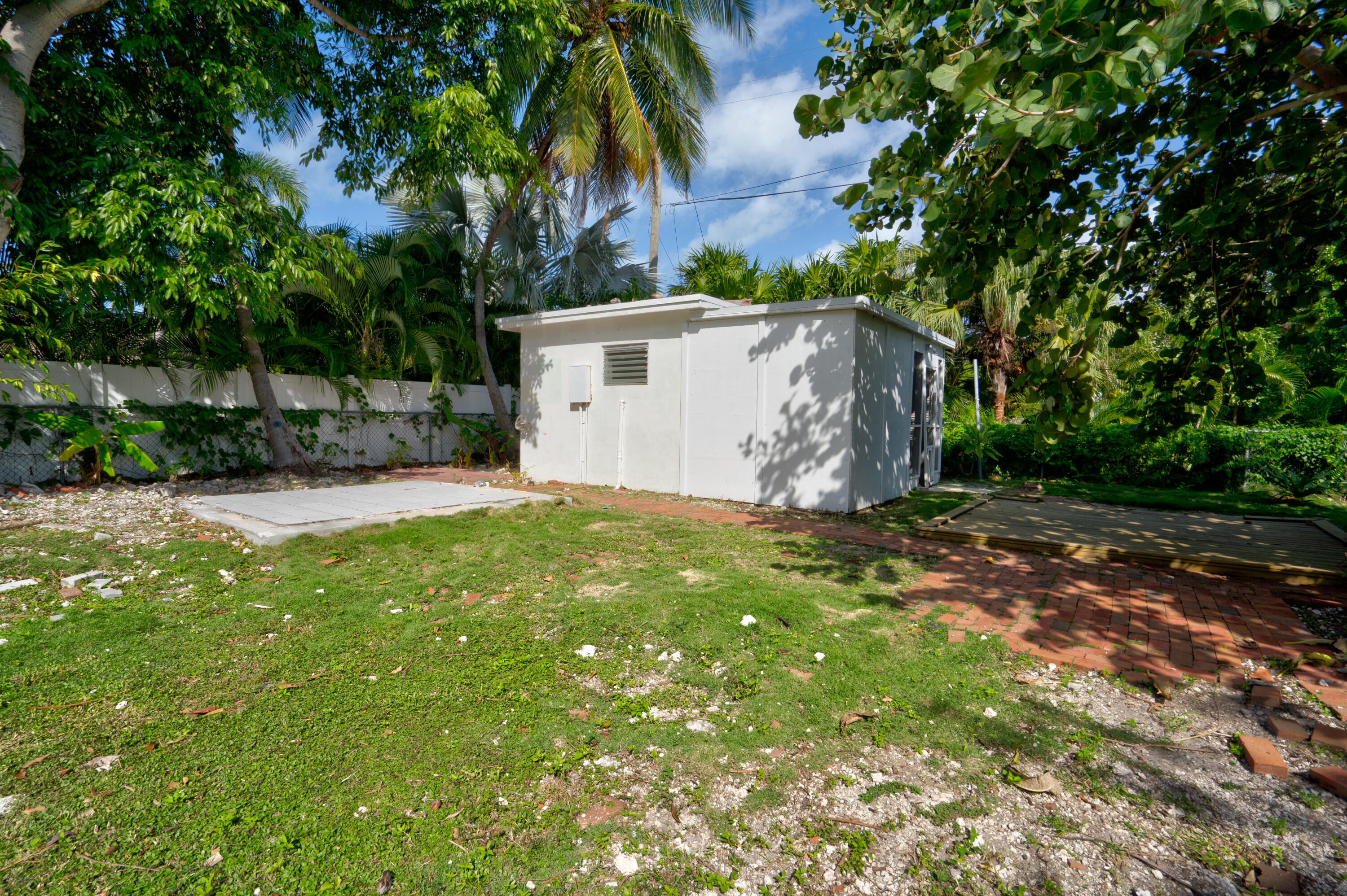 15 Seaside Avenue Key Largo, FL 33037 - Photo 32 of 55 a view of a backyard