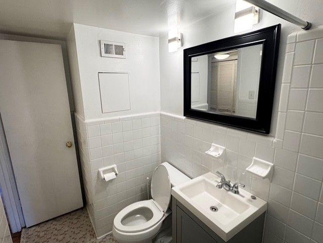 3510 Roswell Road Northwest, Unit J3 Atlanta, GA 30305 - Photo 17 of 17 a bathroom with a toilet sink and mirror