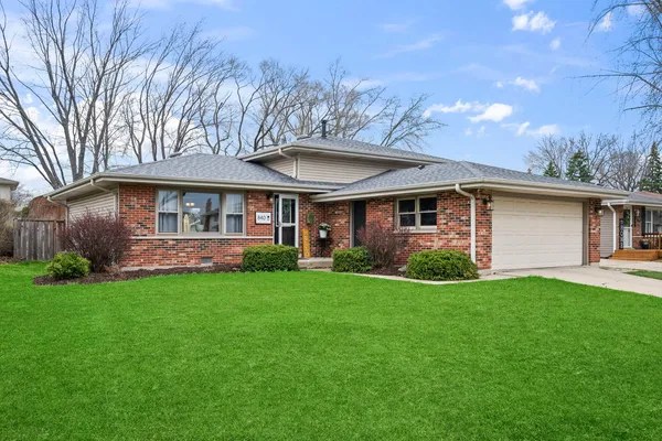 $450,000 | 840 East Marshall Court, Palatine, IL 60074