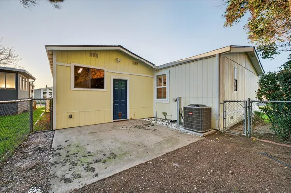 a view of a house with backyard