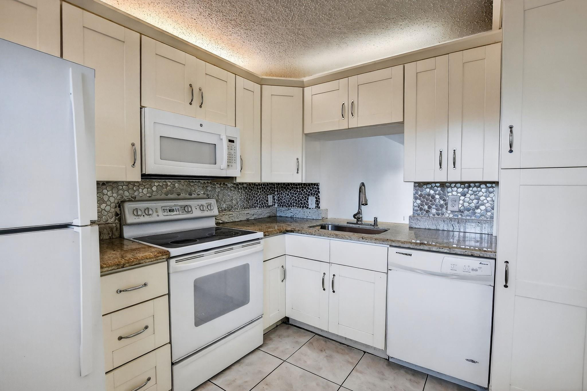 3905 North Nob Hill Road, Unit 201 Sunrise, FL 33351 - Photo 6 of 32 Photo 6