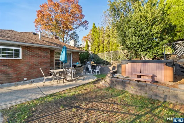 a view of a house with backyard and trees