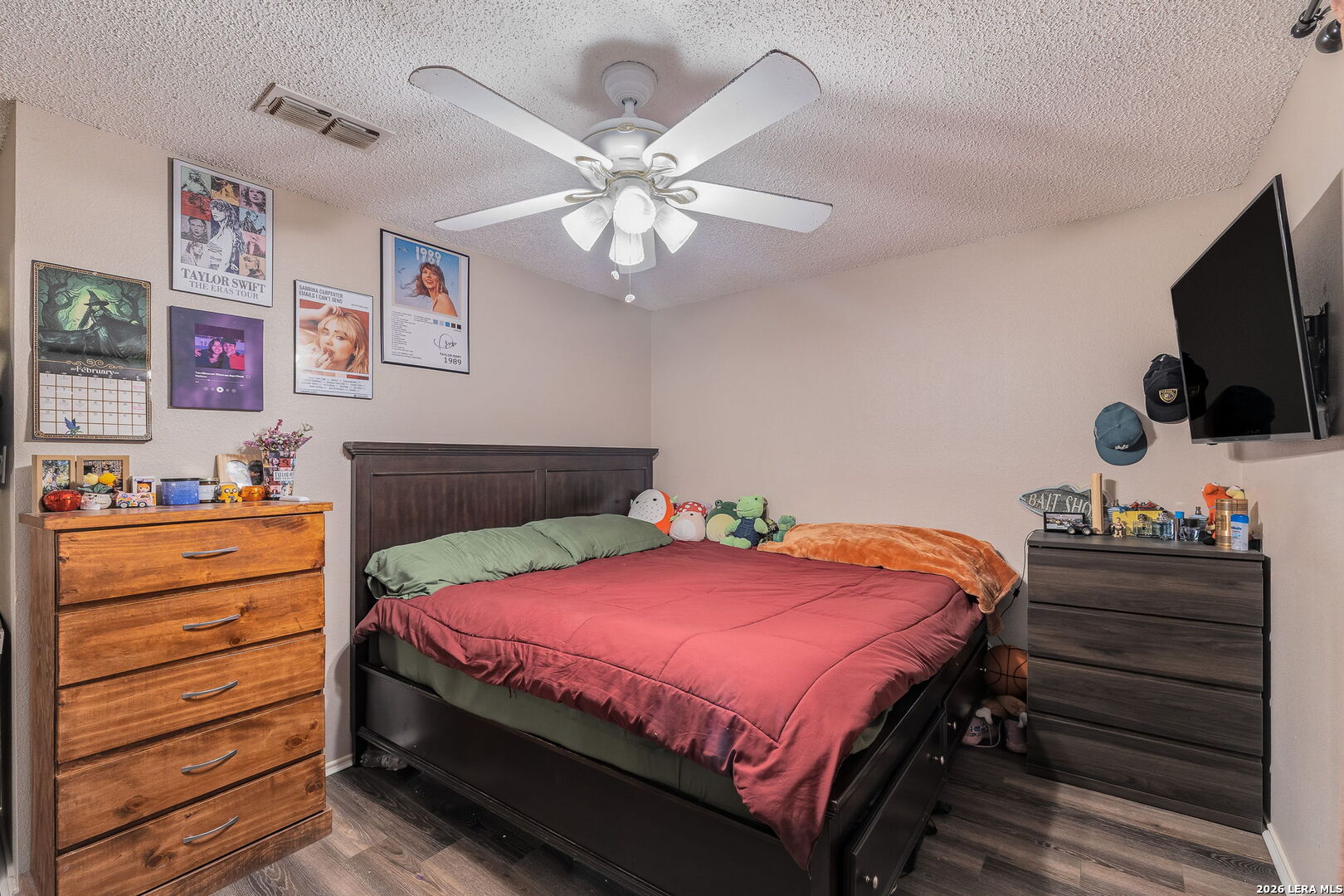 9140 Timber Path, Unit 2502 San Antonio, TX 78250 - Photo 15 of 26 a bedroom with a bed and flat screen tv