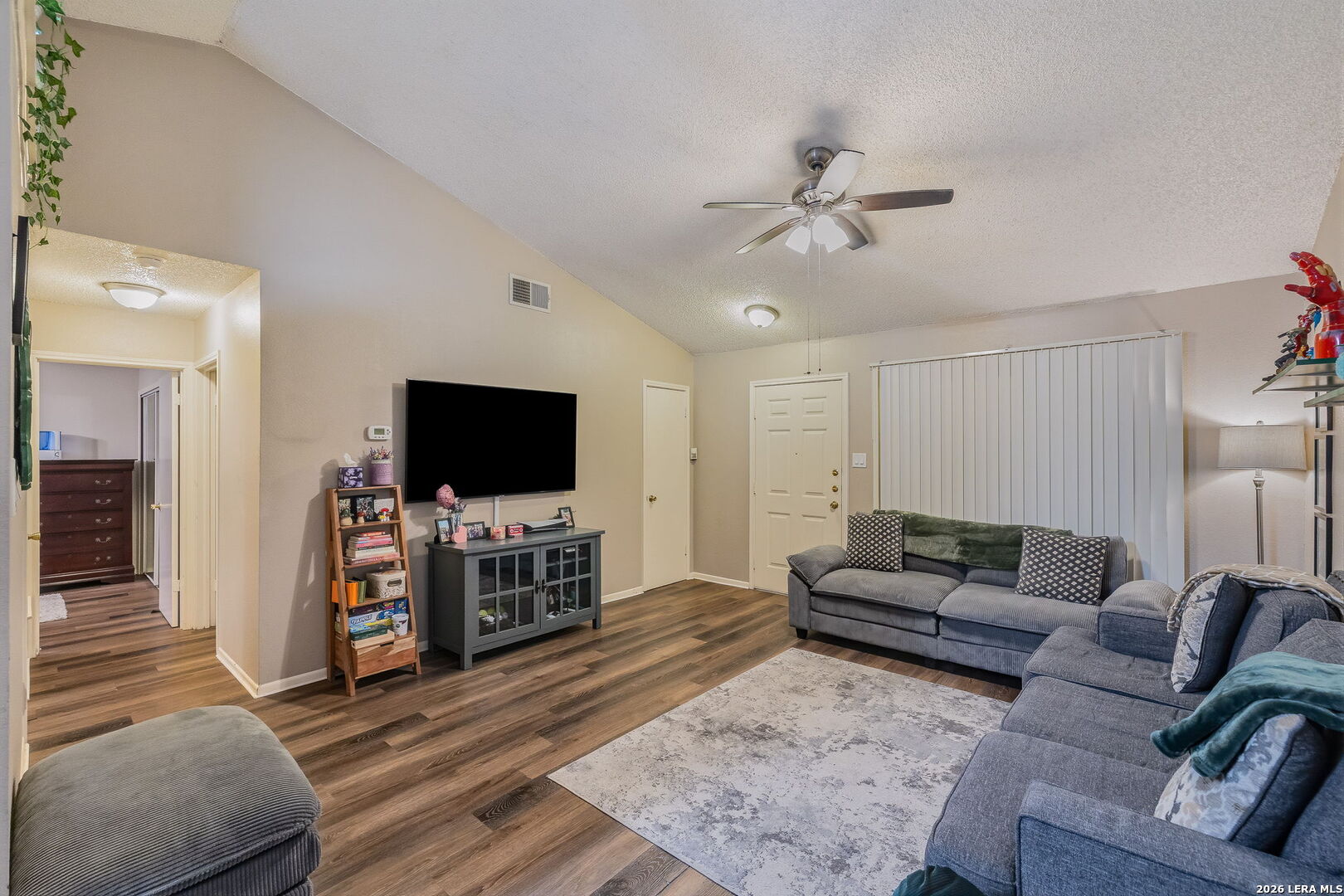 9140 Timber Path, Unit 2502 San Antonio, TX 78250 - Photo 6 of 26 a living room with furniture and a flat screen tv