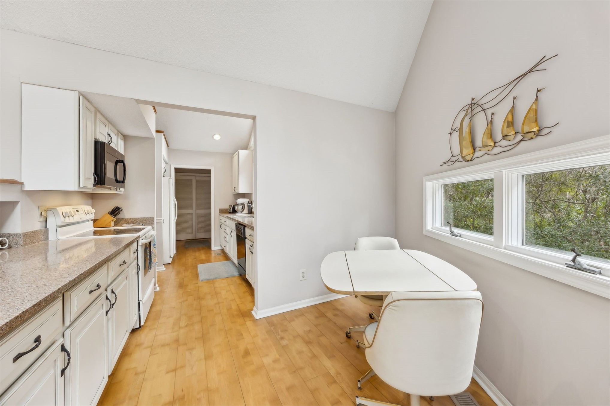 59 Laurel Oak Road Fernandina Beach, FL 32034 - Photo 11 of 54 a spacious bathroom with a sink a mirror and a bathtub