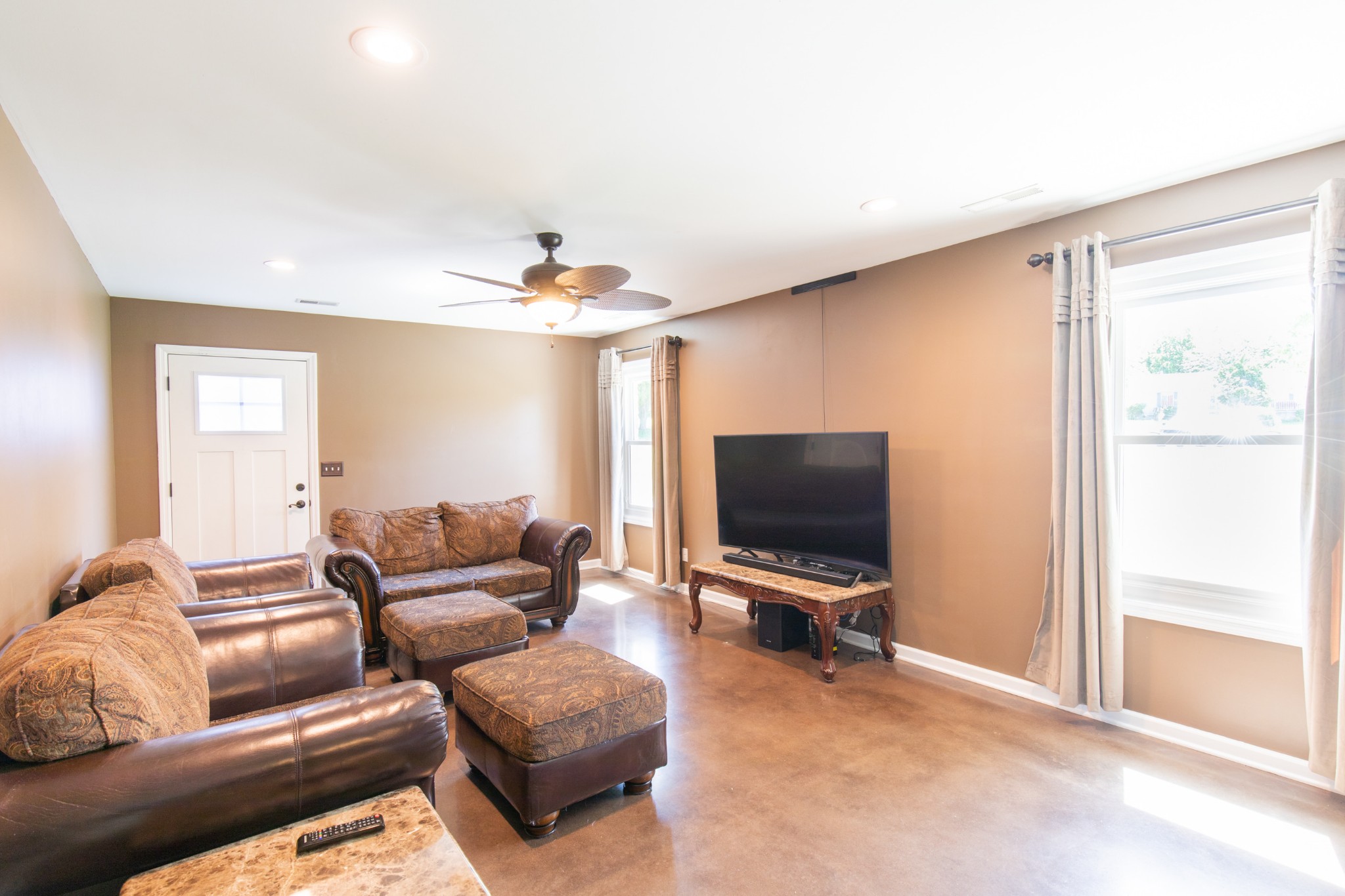 6022 Wayman Dunn Road Springfield, TN 37172 - Photo 14 of 35 a living room with furniture and a flat screen tv
