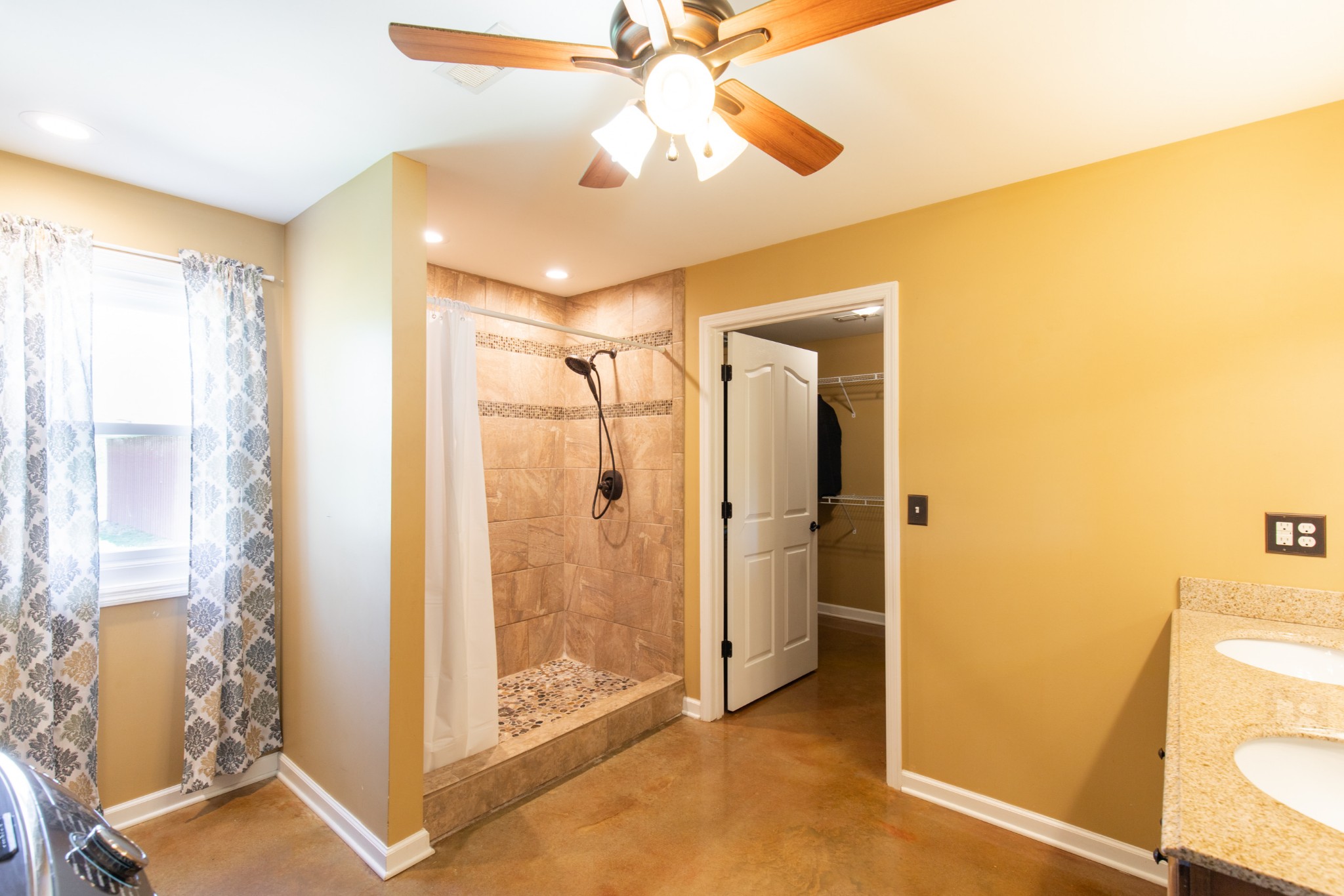 6022 Wayman Dunn Road Springfield, TN 37172 - Photo 20 of 35 a view of a bathroom with a shower