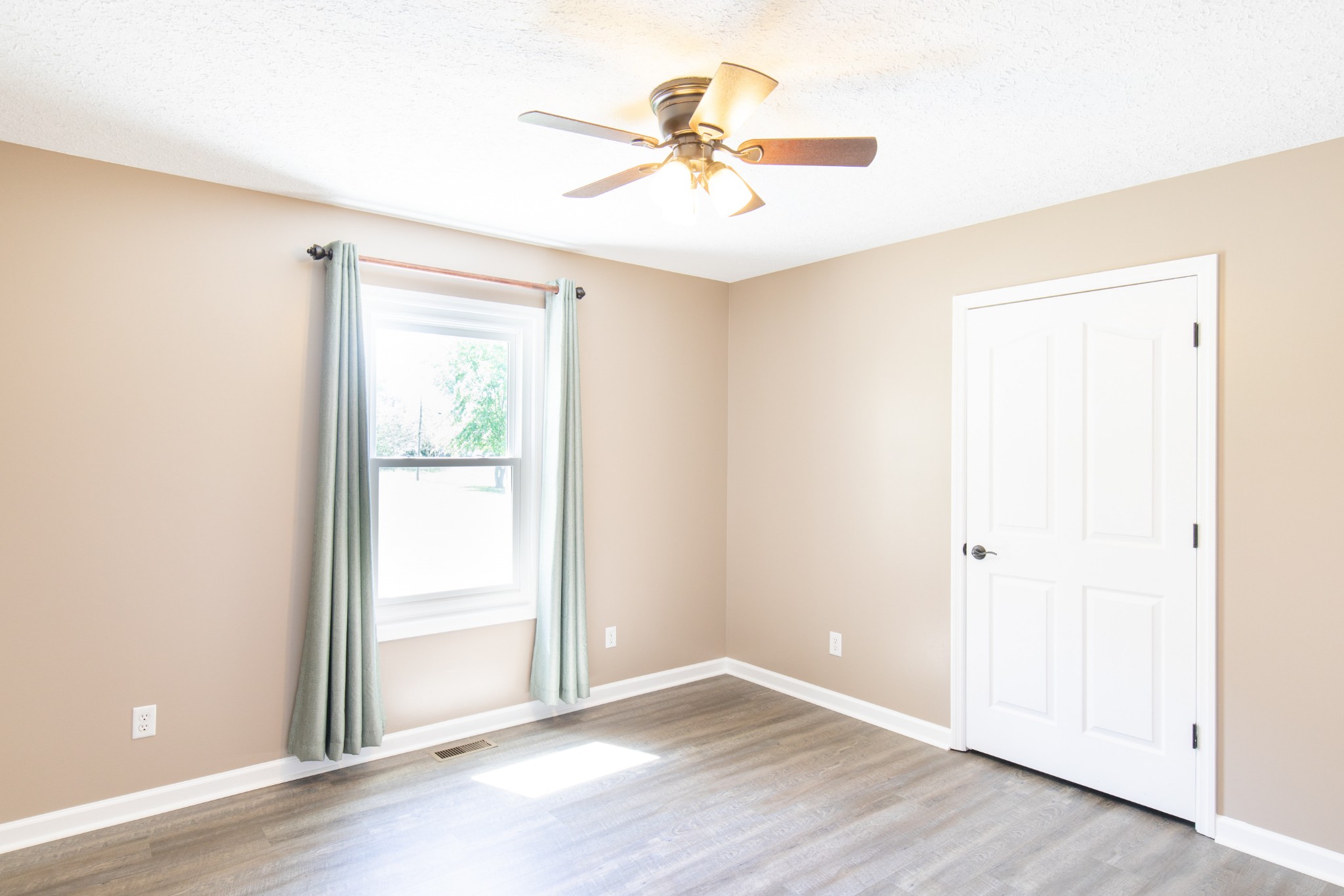 6022 Wayman Dunn Road Springfield, TN 37172 - Photo 22 of 35 an empty room with wooden floor and a ceiling fan