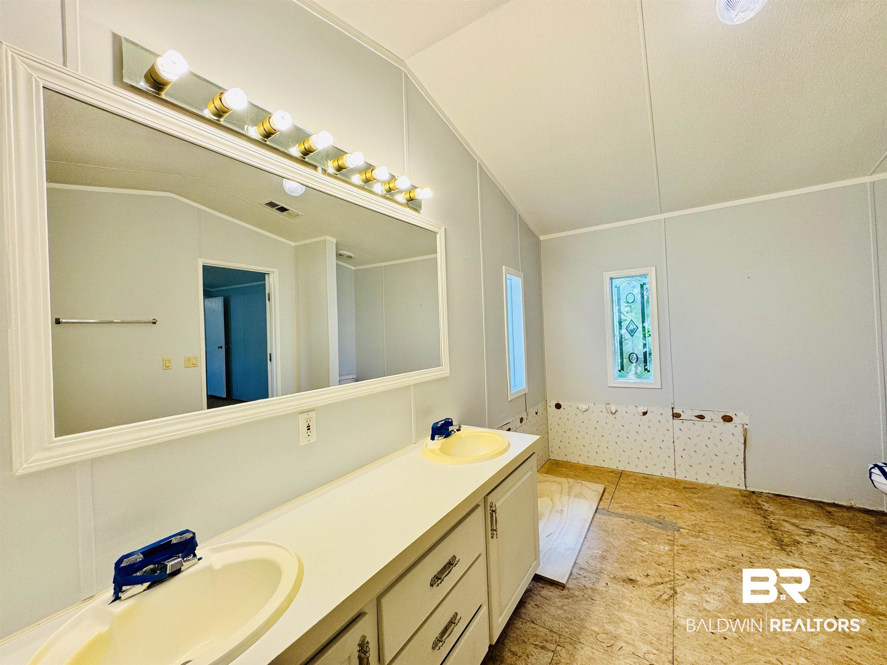 1952 Ridgewood Drive Lillian, AL 36549 - Photo 15 of 43 Primary Bathroom