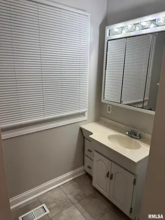 $1,800 | 1868 Kings Drive, Bettendorf, IA 52722
