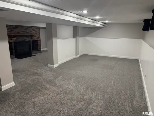 $1,800 | 1868 Kings Drive, Bettendorf, IA 52722