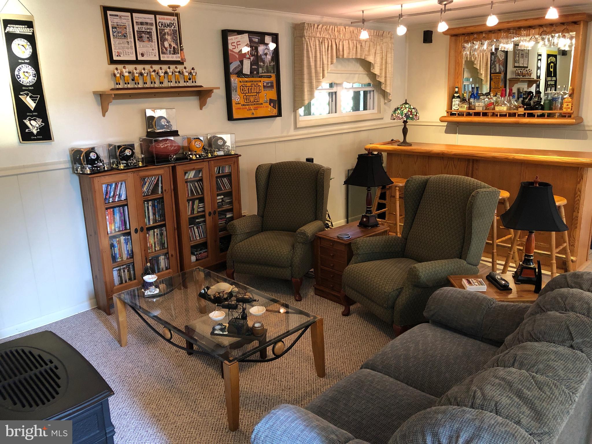 16116 Laurel Ridge Drive Laurel, MD 20707 - Photo 21 of 37 Sitting area and bar