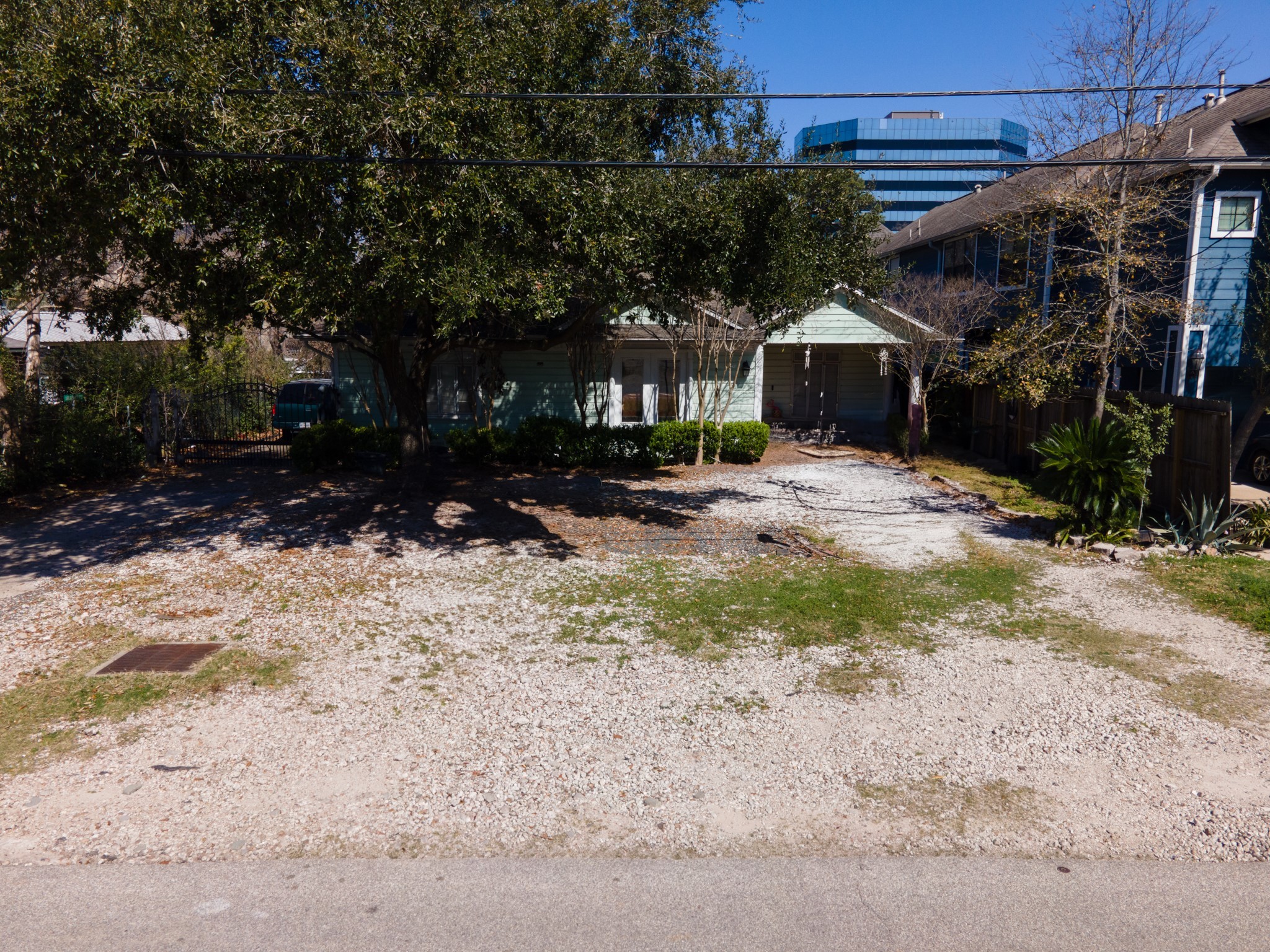 1135 West 26th Street, Unit 5 Houston, TX 77008 - Photo 14 of 30 a view of a house with a yard