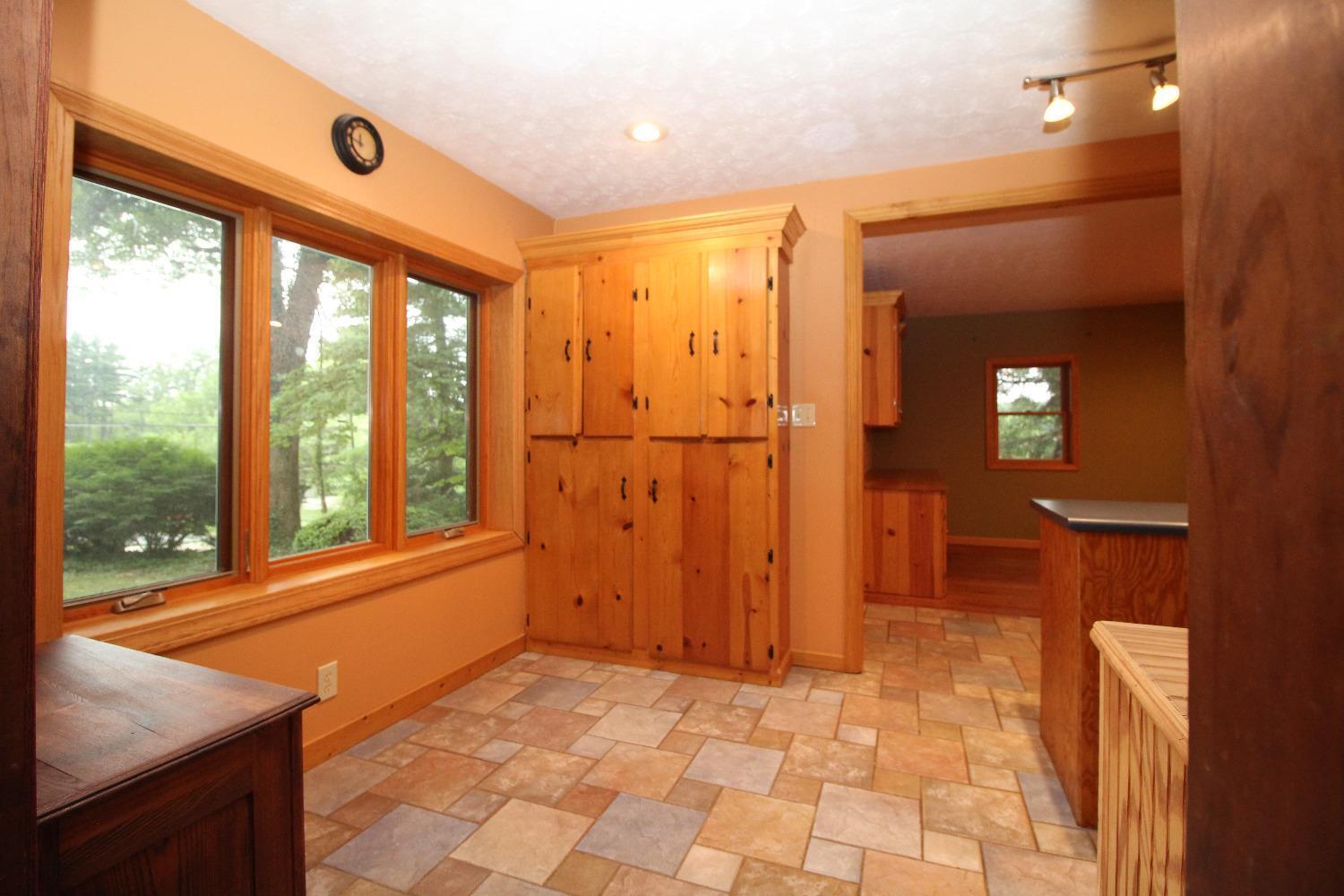 8581 Livingston Road Cincinnati, OH 45251 - Photo 7 of 35 Gallery Image 7