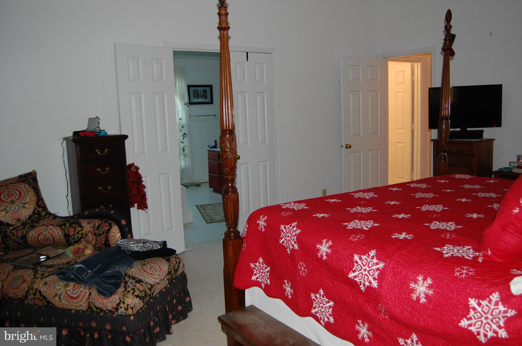 8570 Yoder Street Manassas, VA 20110 - Photo 22 of 29 Looking at MBA and Walk In Closet