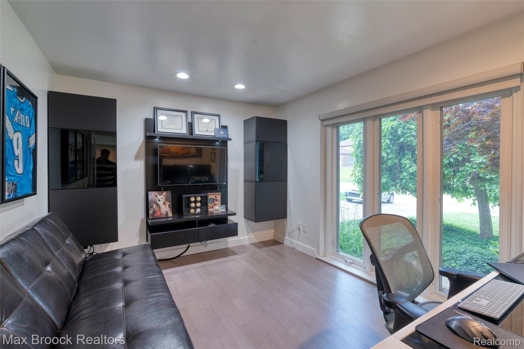 30600 High Valley Road Farmington, MI 48331 - Photo 7 of 32 30600_high_valley-18.jpg