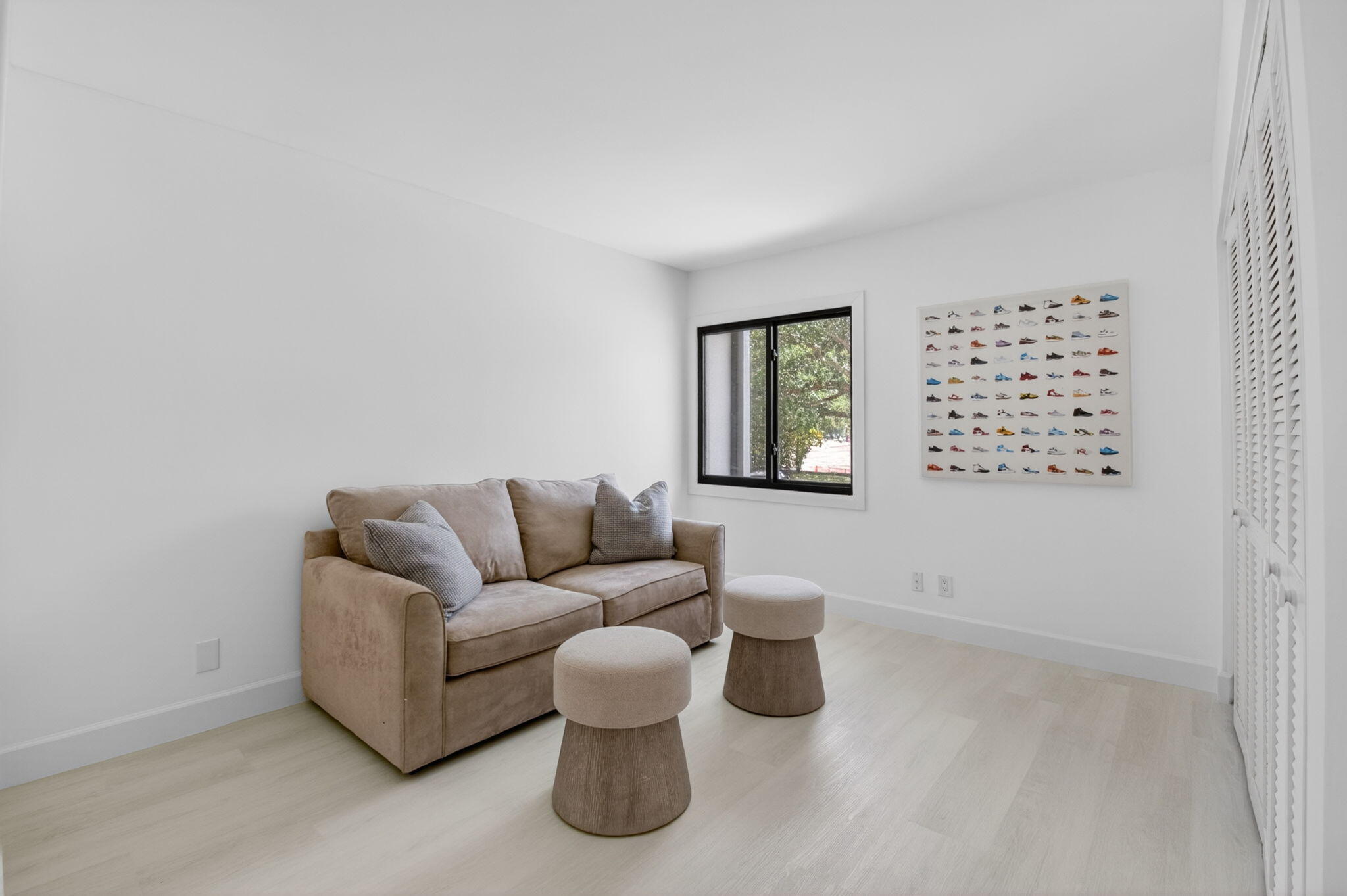 3708 Bridgewood Drive Boca Raton, FL 33434 - Photo 23 of 37 a living room with furniture