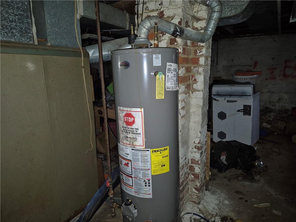 689 South State Line Road Sharon, PA 16146 - Photo 16 of 19 a utility room with dryer and washer