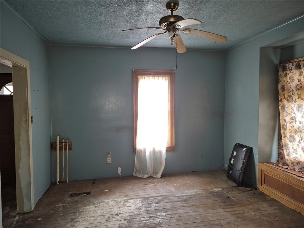 689 South State Line Road Sharon, PA 16146 - Photo 6 of 19 a view of an empty room with a window