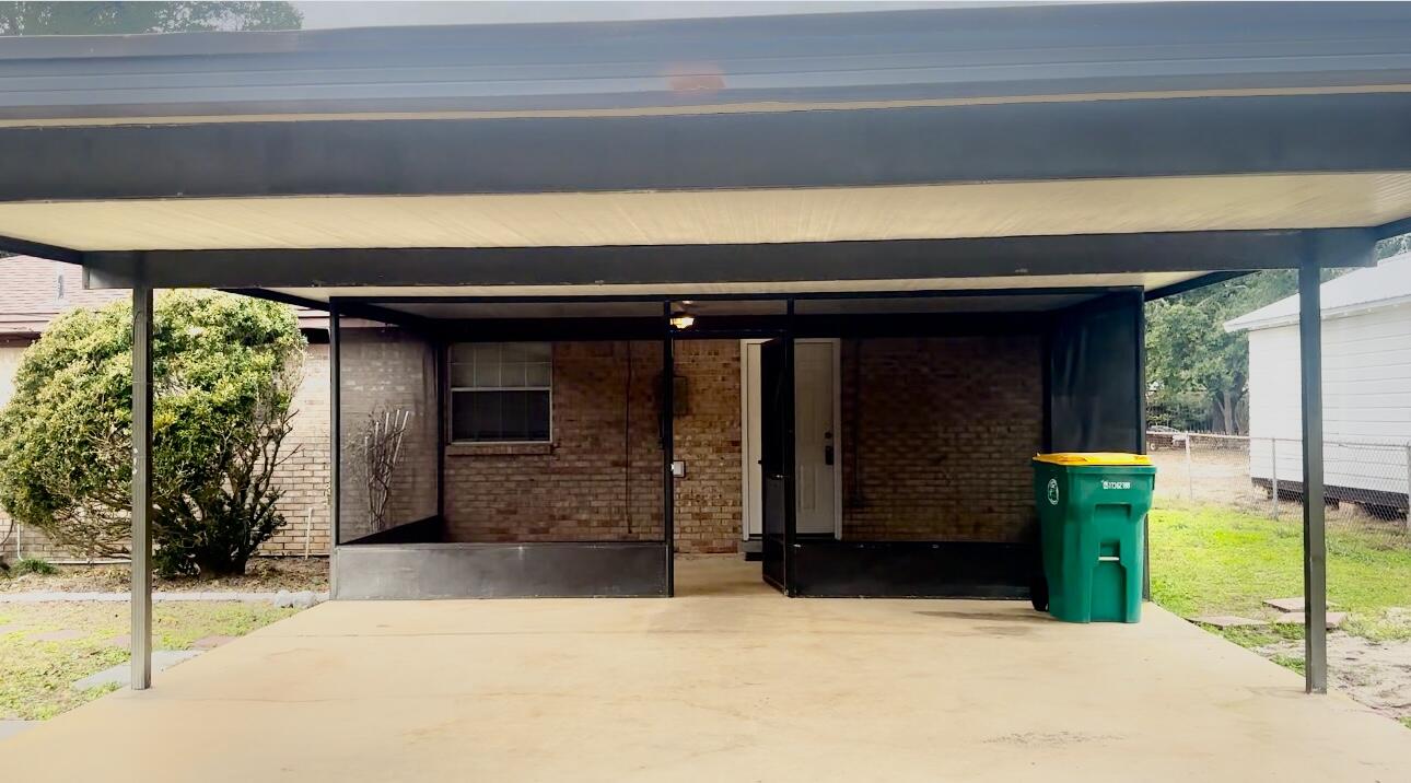 265 Harding Road Niceville, FL 32578 - Photo 19 of 21 Screen porch