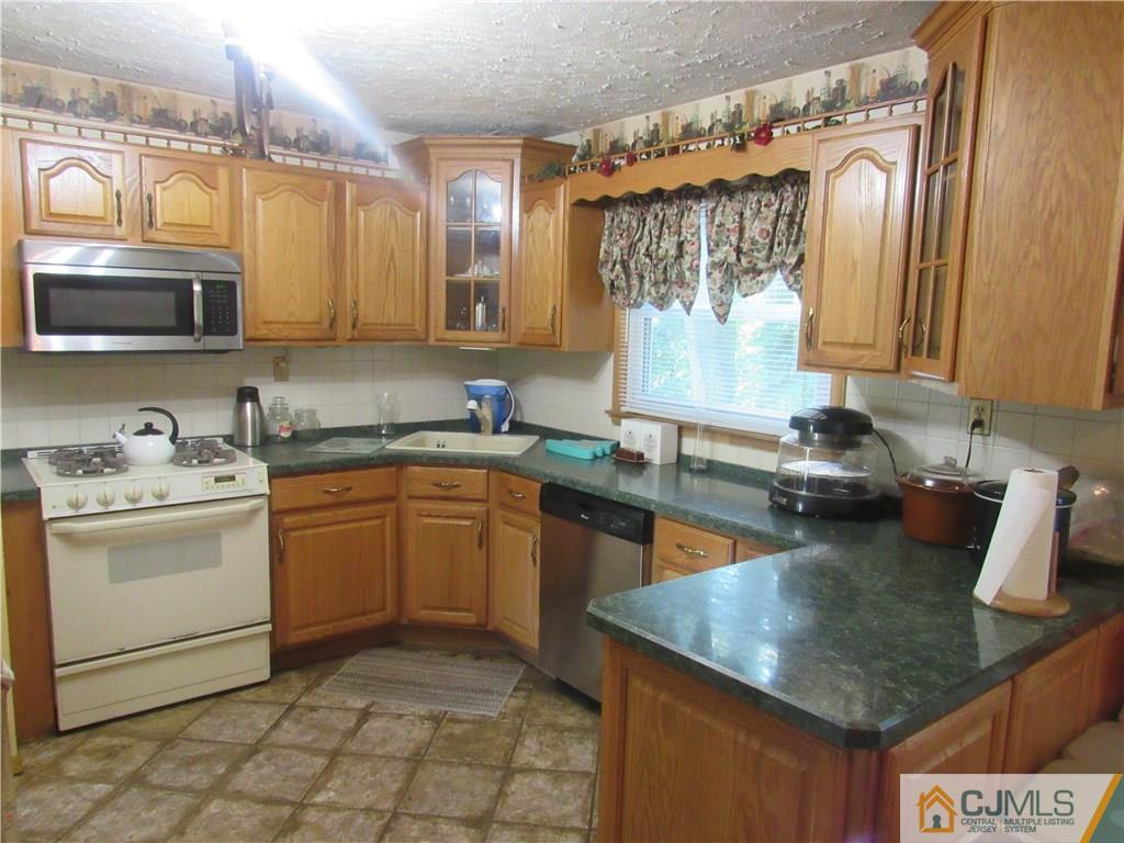 318 Overbrook Road Piscataway, NJ 08854 - Photo 2 of 27 Gallery Image 2