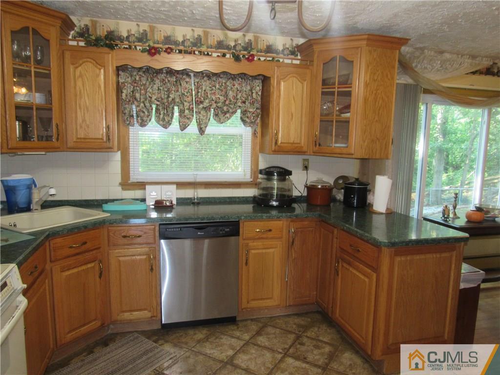 318 Overbrook Road Piscataway, NJ 08854 - Photo 8 of 27 Gallery Image 8