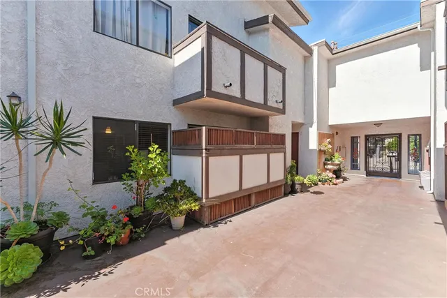 $379,000 | 6250 Fulton Avenue, Unit 104, Van Nuys, CA 91401