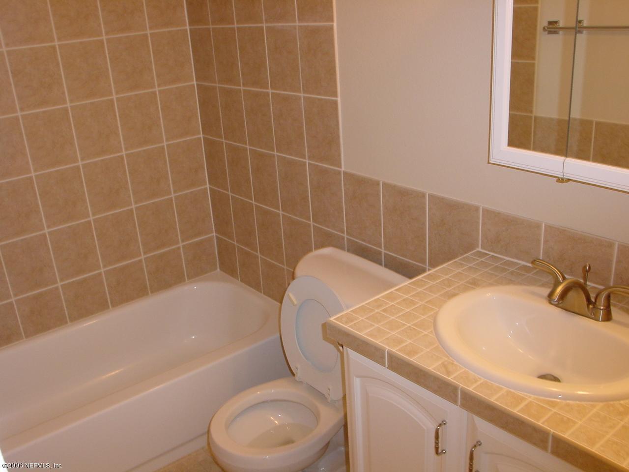 650 West Pope Road, Unit 252 St. Augustine, FL 32080 - Photo 18 of 33 a bathroom with a sink a toilet and bathtub