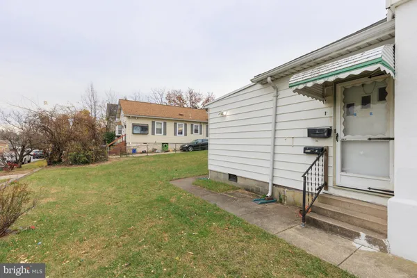 a view of a house with a backyard