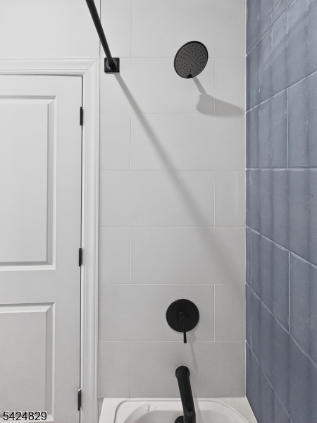 262 Hunterdon Street, Unit 1 Newark, NJ 07103 - Photo 25 of 31 a bathroom with a shower