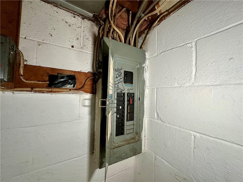 118 Foster Road Beaver Falls, PA 15010 - Photo 36 of 41 a close view of closet