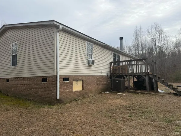 a view of a house with backyard