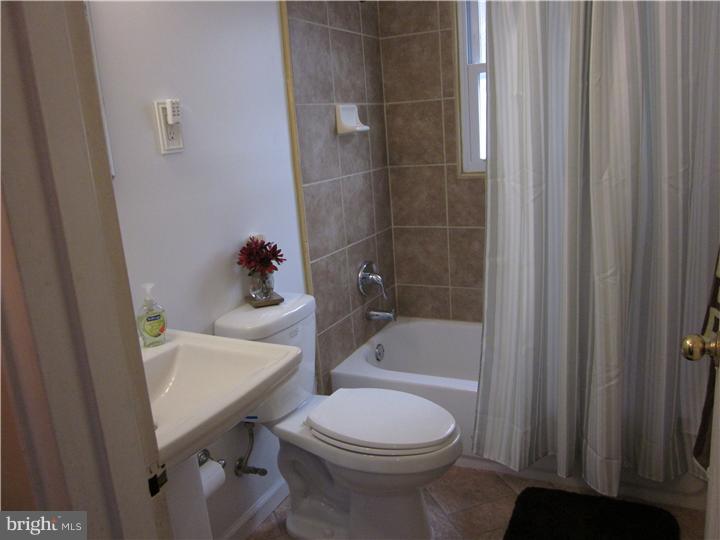 17 Lynbrook Road Wilmington, DE 19804 - Photo 14 of 19 Bathroom