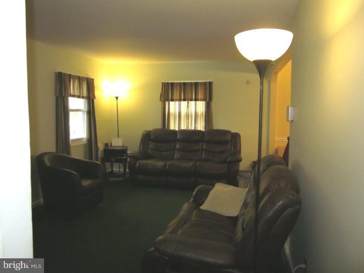 17 Lynbrook Road Wilmington, DE 19804 - Photo 10 of 19 Living Room
