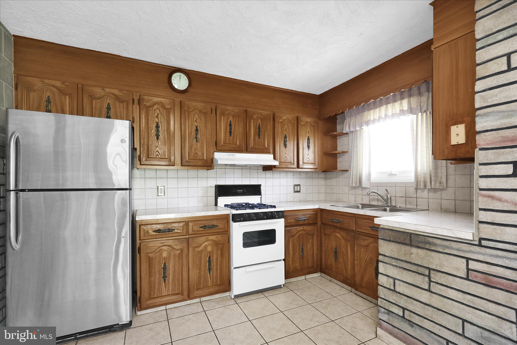 1901 County Street Reading, PA 19605 - Photo 14 of 25 kitchen