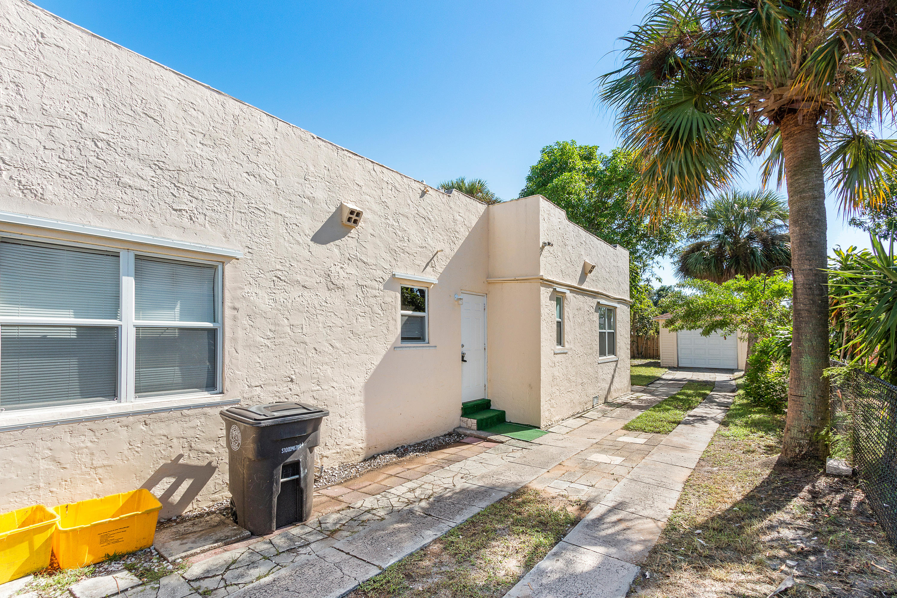 534 Hampton Road West Palm Beach, FL 33405 - Photo 22 of 29 a view of a back yard of the house