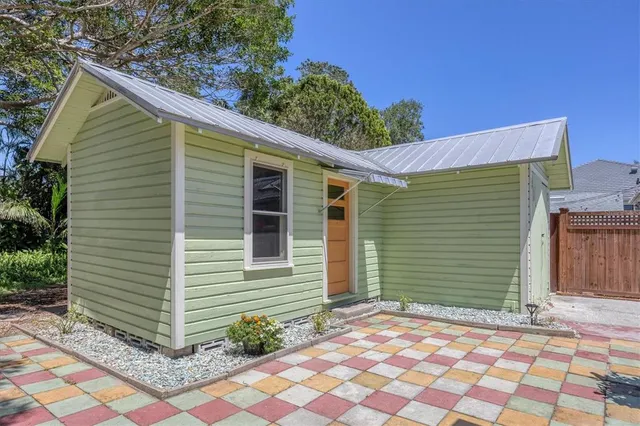 a view of a house with a backyard