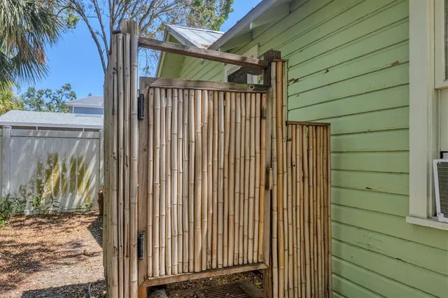 a view of a backyard
