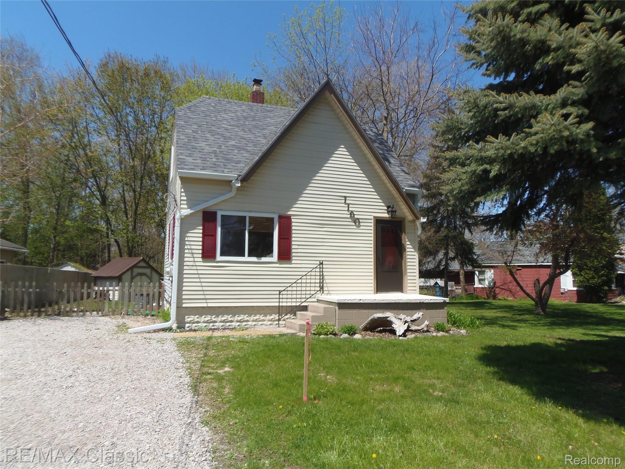 1190 Bangor Road Waterford, MI 48328 - Photo 1 of 44 Bright front view.jpg