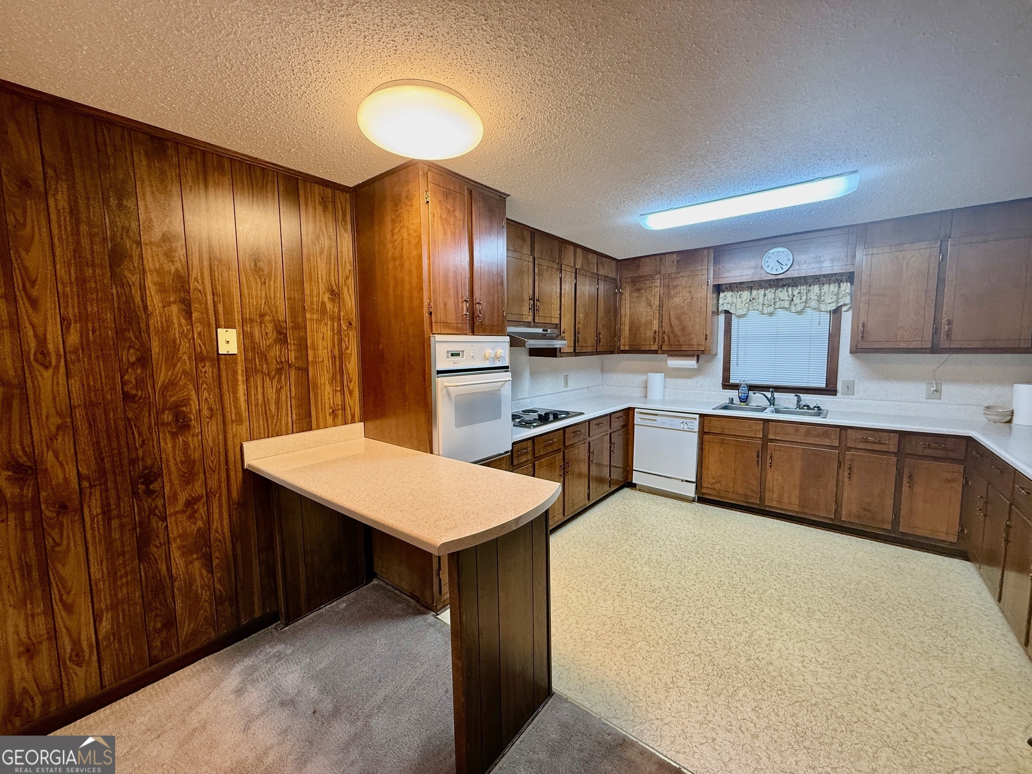 5741 Lawrence Court Macon, GA 31216 - Photo 6 of 22 a kitchen with granite countertop cabinets and stainless steel appliances
