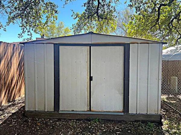 a view of a house with backyard