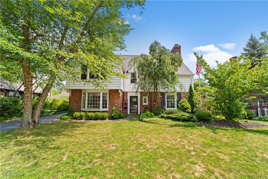 View of front of home featuring a front yard