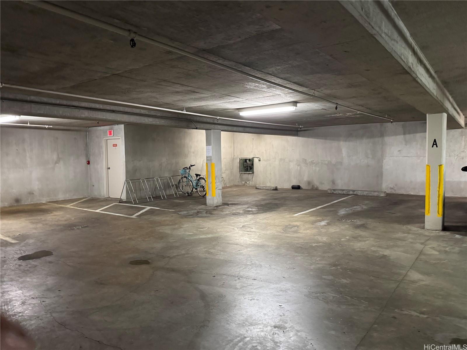 824 Kinau Street, Unit 604 Honolulu, HI 96813 - Photo 8 of 9 a view of a room with gym equipment